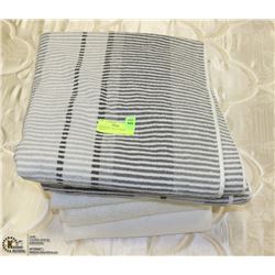 SHOWHOME: LOT OF 5 BATH TOWELS