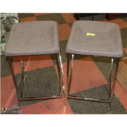 PAIR OF BAR STOOLS 27" TALL