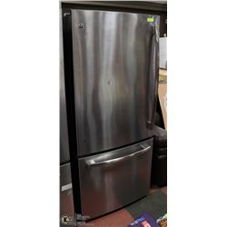 GE STAINLESS 20.9CU FT REFRIDGERATOR WITH BOTTOM