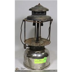 VINTAGE COLEMAN LANTERN  ( NO GLOBE )