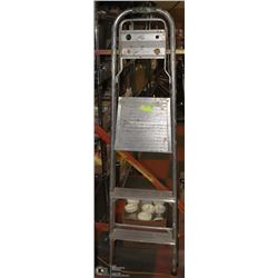 ALUMINUM LADDER