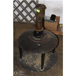 ANTIQUE WAGON WHEEL AXEL