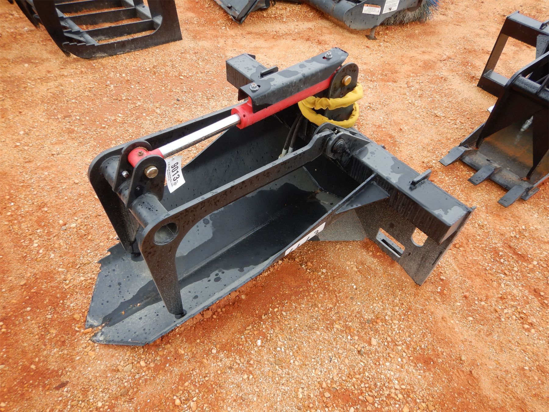 GRAPPLE SPADE BUCKET Skid Steer Attachment