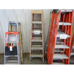 LOUISVILLE FIBERGLASS STEP LADDER Shop Equipment