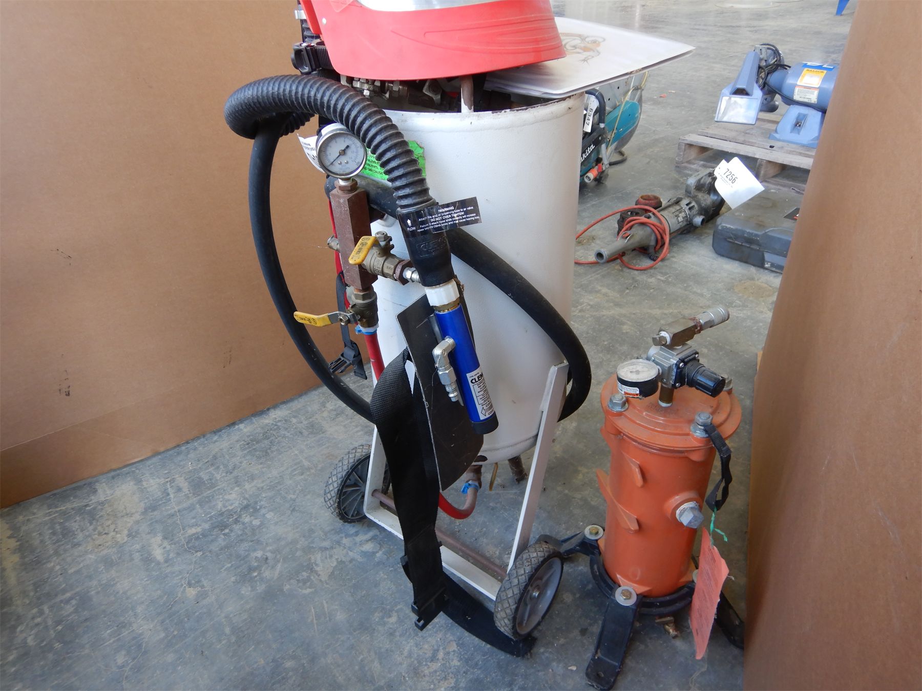 CLEMCO SANDBLASTING POT Shop Equipment