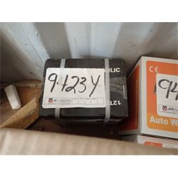 AIR/HYDRAULIC BOTTLE JACK Miscellaneous