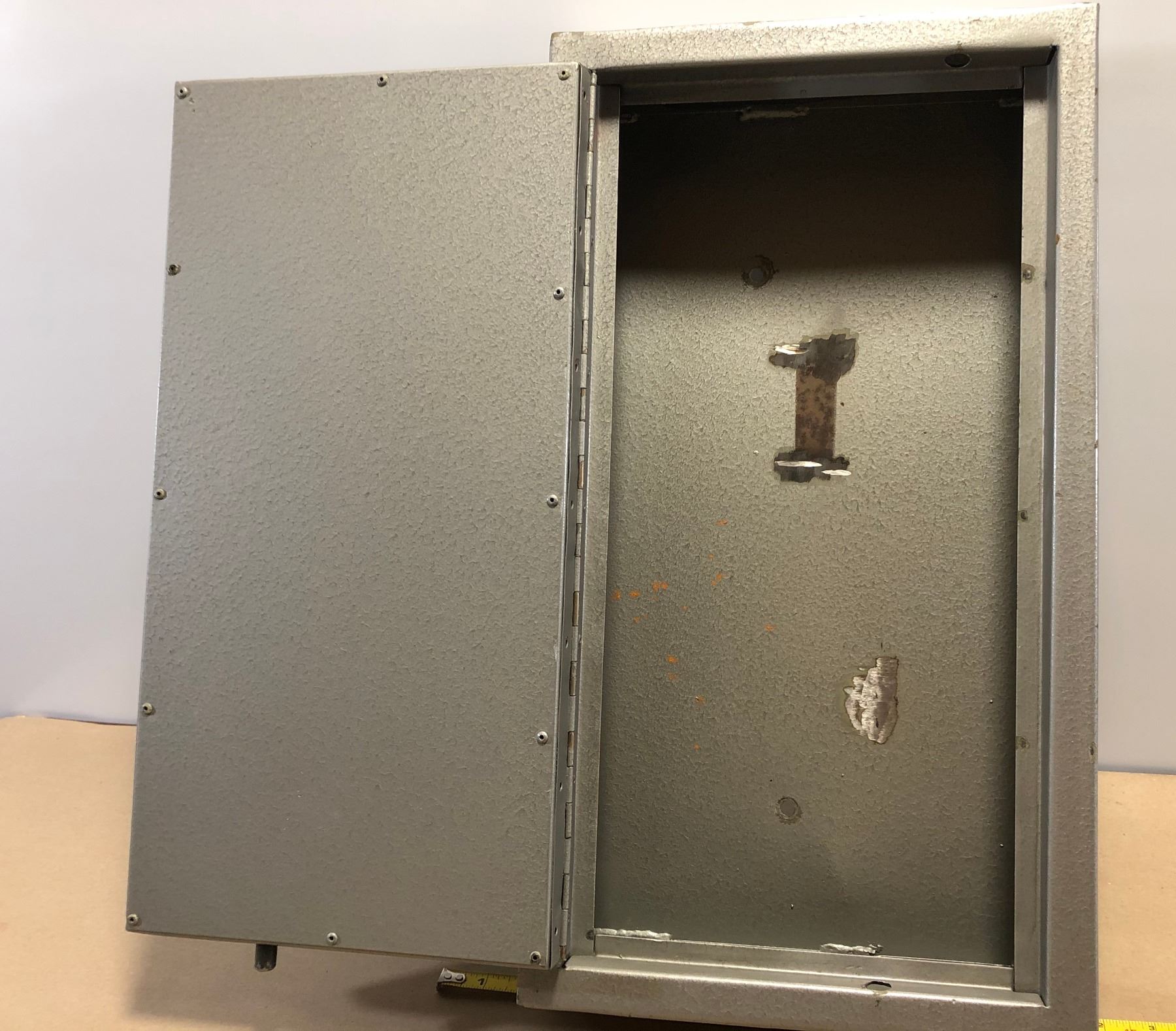 METAL WALL MOUNT LOCK BOX