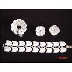 Lisner White Thermoset Parure Bracelet Brooch #988885