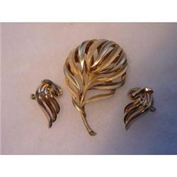 Trifari Gold Demi-Parure brooch earrings #988971