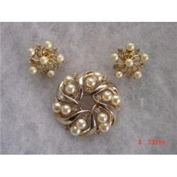 TRIFARI VERMEIL Pearl Rhinestone Set Brooch #989117