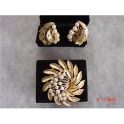 Crown Trifari Brooch Earrings Rhinestone Pearls #989119