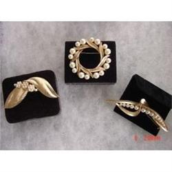 Lot of TRIFARI brooches  Pearls #989121