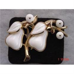 Art Deco  White Pear TRIFARI Brooch 1940s White #989238