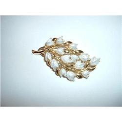   Classic  Vintage Trifari Marked  Pin #990154