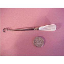 Lovely  Lustrous Mother  Pearl BUTTON HOOK #992606