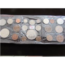 TRAY OF CANADA, USA & WORLD COINS & TOKENS (OVER 25 COINS)