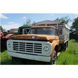1976 Ford 600 single axle Grain Truck c/w wood box, hoist and roll over tarp. 900.20 tires. Sounds l