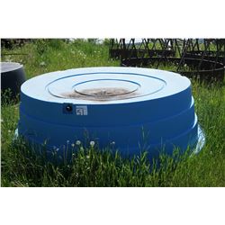 1 blue plastic water trough