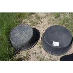 2 rubber feed tubs