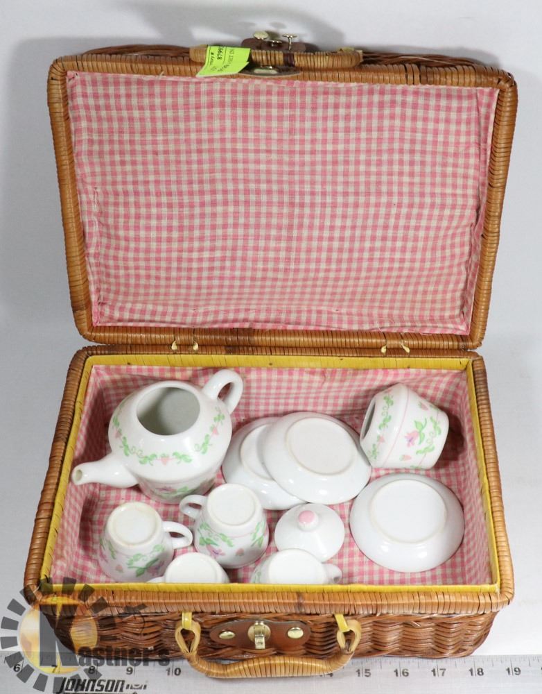 SMALL TEA SET IN A BASKET Kastner Auctions