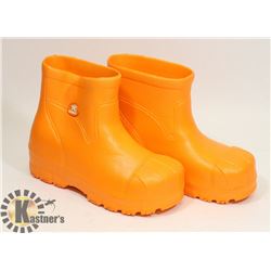 PAIR OF GEKKOS KIDS LARGE BOOTS