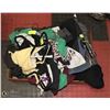 Image 1 : LARGE FLAT OF NEW CLOTHING