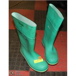 PAIR OF VIKING RUBBER STEEL TOED BOOTS SIZE 7