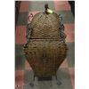 Image 1 : LARGE WICKER BASKET WITH METAL FRAME AND LID