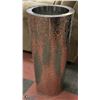 Image 1 : 28" TALL SHOWHOME VASE WITH A METALIC FINISH