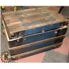 Image 4 : ANTIQUE OAK BOUND STEAMER TRUNK