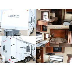 FEATURED FOREST RIVER HOLIDAY TRAILER