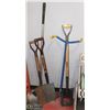Image 1 : LOT OF 5 GARDEN TOOL, INCLUDES 3 SHOVELS