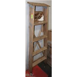 WOOD 5 FOOT LADDER