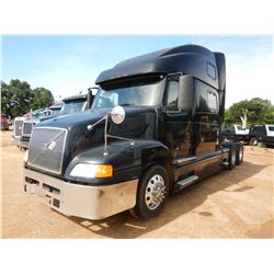 2000 VOLVO VNL 64T Sleeper Truck