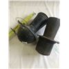 Image 3 : 2 VINTAGE CAR/TRUCK HORNS, 1 MILE AWAY MODEL-S