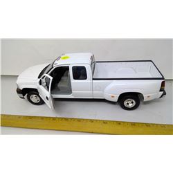1:18 CHEVROLET SILVERADO TRUCK