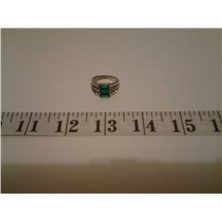 GREEN GLASS WHITE AUSTRIAN CRYSTAL RING - SIZE 6 - SRV 140