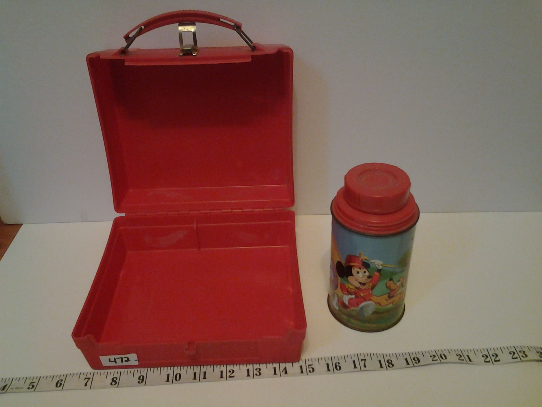 VINTAGE WALT DISNEY / MICKEY MOUSE THERMOS SPORTS GOOFY LUNCH BOX (ALADDIN)