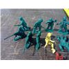 Image 4 : 10 - OLD PLASTIC SOLDIERS
