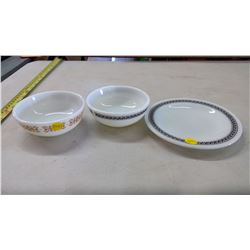 PYREX PLATE AND 2 BOWLS - VINTAGE