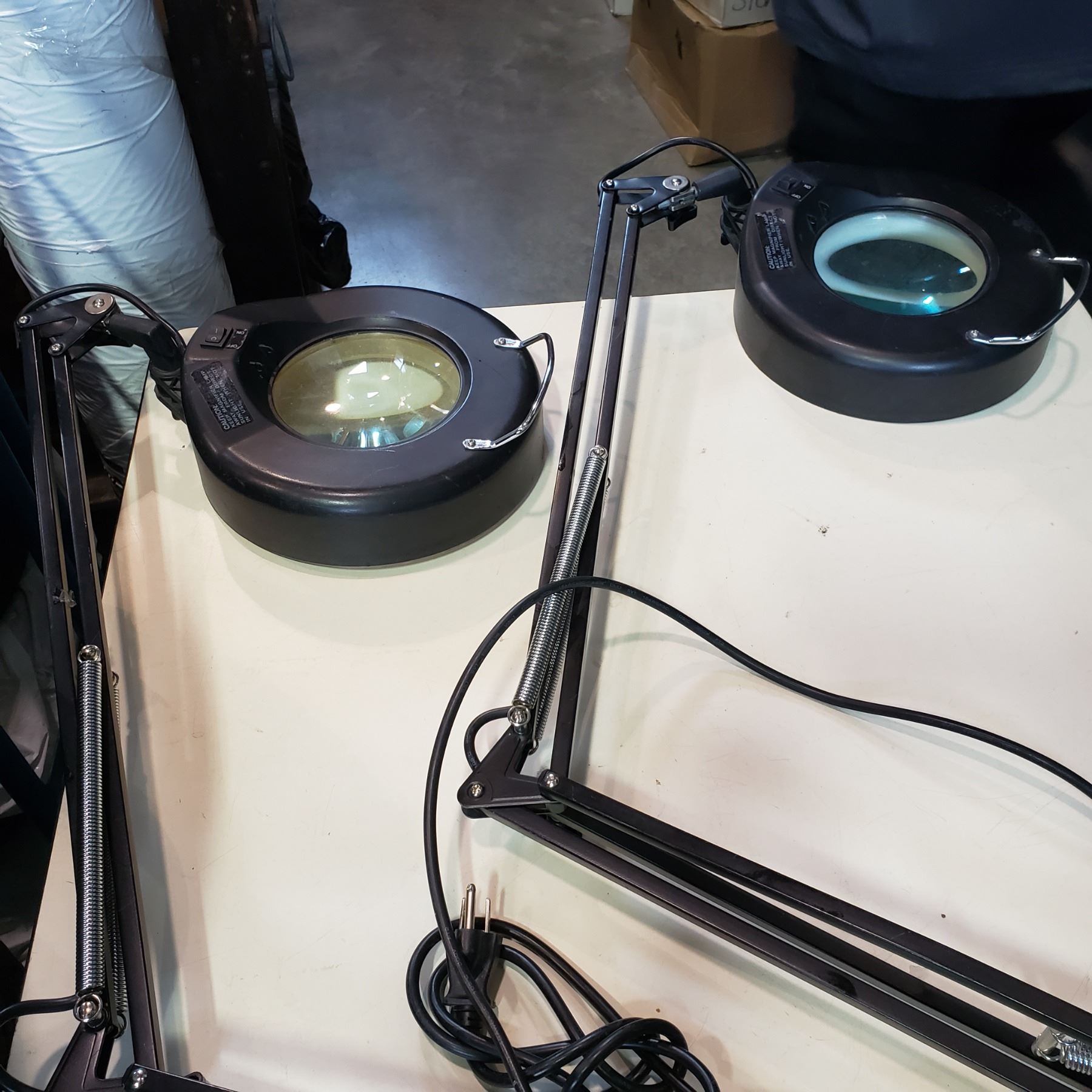 2 MAGNIFYING SPRING LOADED ARM LIGHTS W/ OUTLET - Big Valley Auction