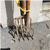 Image 2 : BUNDLE OF PITCHFORKS