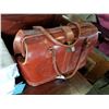 Image 2 : VINTAGE LEATHER EMBOSED TOTE BAG AND 2 SHEET SETS