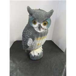 STORE RETURN (AS IS):  PLASTIC OWL GARDEN ORNAMENT (APPROX. 16" HIGH)
