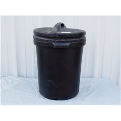 Plastic Garbage Can with Lid *has hole in bottom