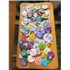 Image 1 : 100 BADGES/BUTTONS (75)