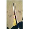 Image 1 : VINTAGE CURLING BROOM