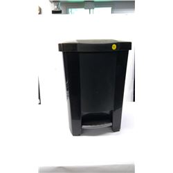 PLASTIC FOOT CONTROL GARBAGE BIN