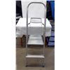 Image 1 : THREE RUNG STEP STOOL
