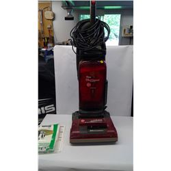 HOOVER (WIND TUNNEL) VACUUM CLEANER